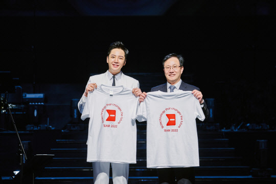 배우 장근석(왼쪽)과 정현호 메디톡스 대표가 첨족기형 치료를 돕기 위한 글로벌 CSR 캠페인 팀2022의 로고가 새겨진 셔츠를 들고 기념 촬영을 하고 있다. 메디톡스 제공